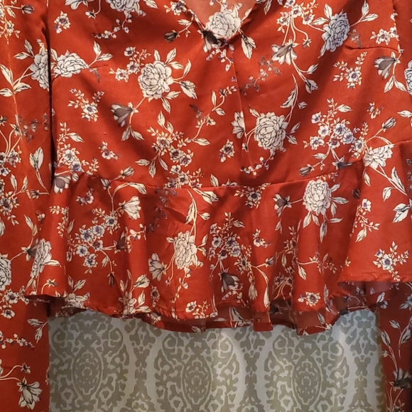 Floral crop bell sleeve top - Picture 2 of 3